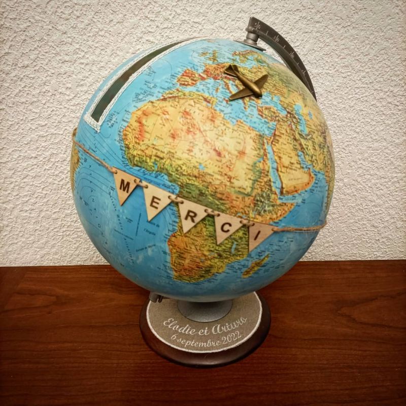 globe terrestre transformé en tirelire pour mariage