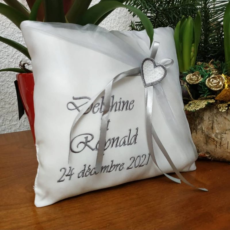 Coussin de mariage avec petit coeur brodé