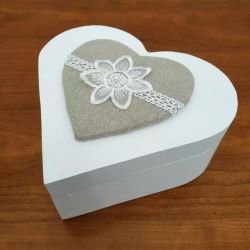 Boite coeur en bois transformée en porte-alliances