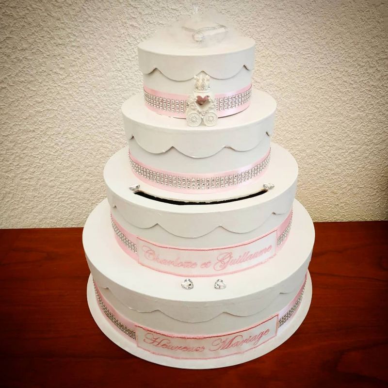 Urne personnalisée pour mariage : le wedding cake