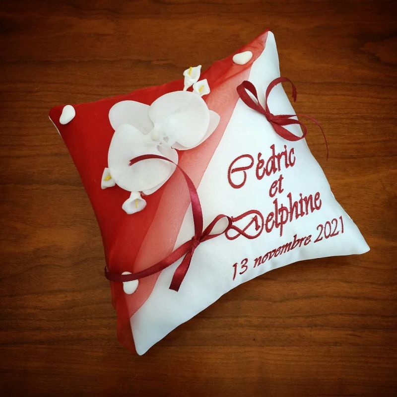 Coussin de mariage avec orchidées