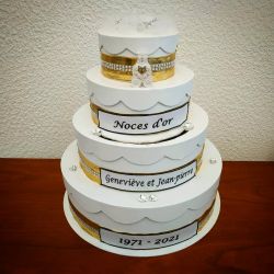 Urne personnalisée pour mariage : le wedding cake