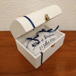 petit coffre en bois transformé en porte-alliances