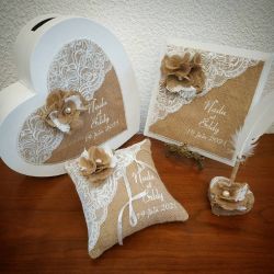 Accessoires indispensables pour votre mariage : un porte-alliances, une tirelire, un livre d'or
