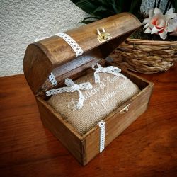 petit coffre en bois vernis transformé en porte-alliances