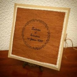 un beau livre d'or avec 1ere de couverture en bois