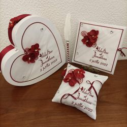 Déco de mariage avec orchidées : Le porte-alliances, le livre, la tirelire et le stylo