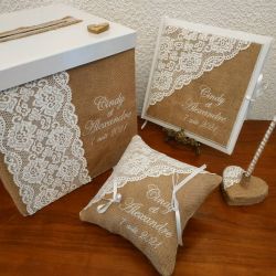 Accessoires pour un mariage champetre : coussin, livre, tirelire et stylo