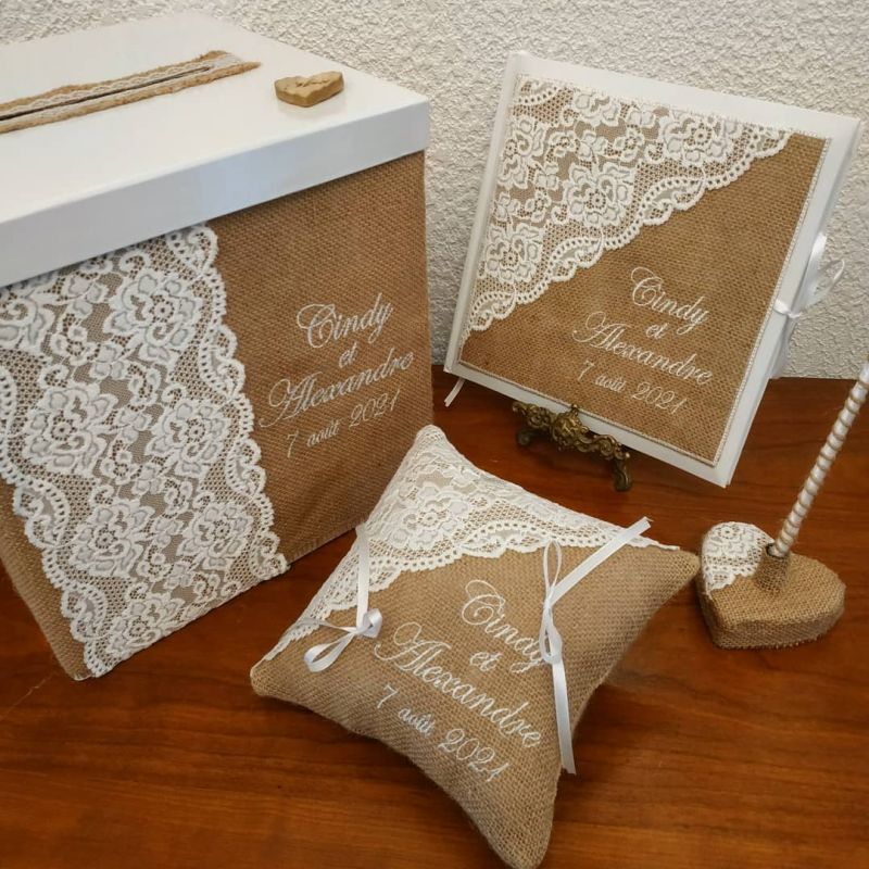 Accessoires pour un mariage champetre : coussin, livre, tirelire et stylo