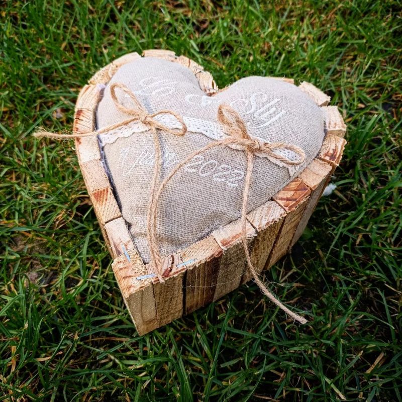 Porte-alliances en bois en forme de coeur