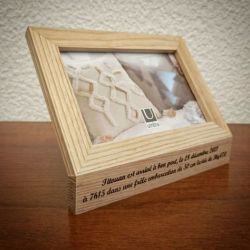 Cadre photo en bois avec petit texte gravé au choix.