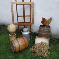 location  pour déco champetre : roue decharrue, tonneau, pot a lait ...
