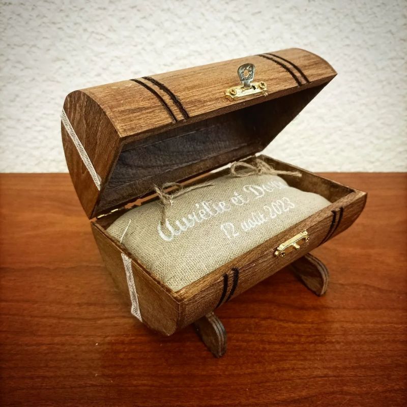 Porte-alliances originale idéal pour un mariage viticole