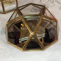 Porte-alliances original : la boite en verre pentagonale