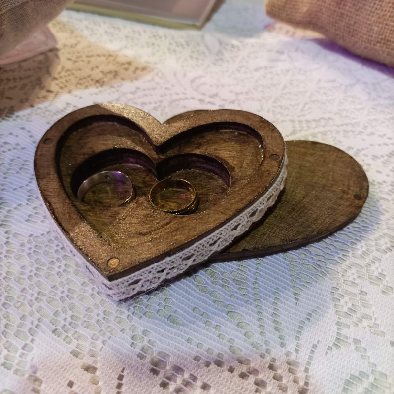 porte-alliances de petite taille : la boite coeur en bois