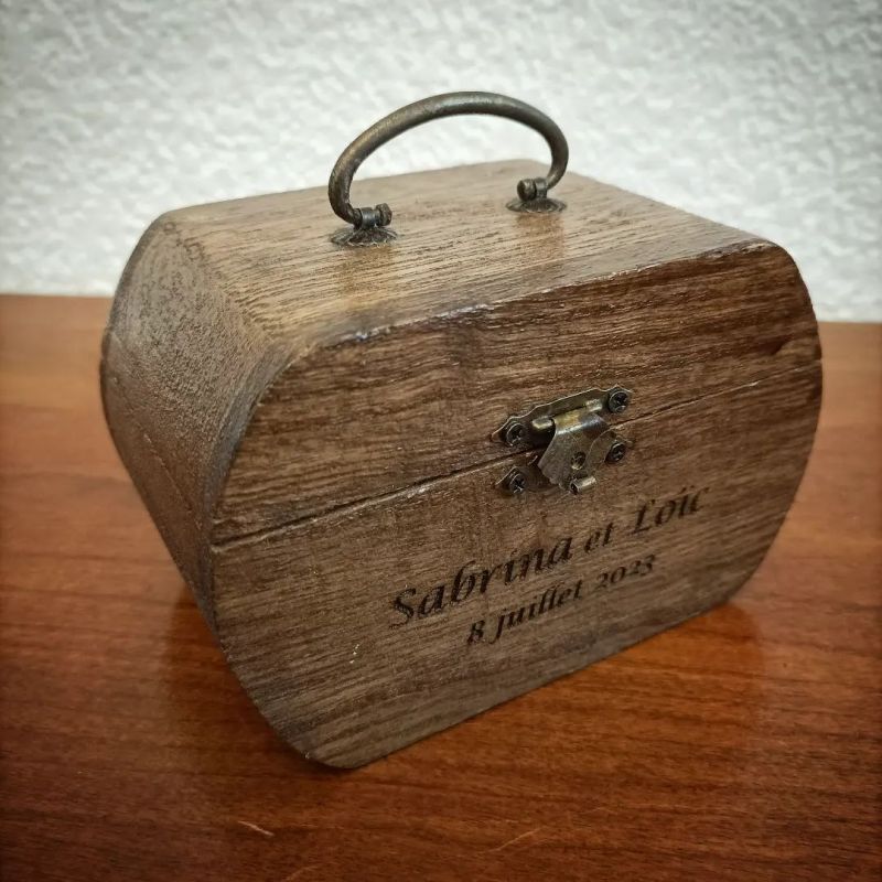 Petit porte-alliances : le mini coffre en bois