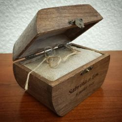 Petit porte-alliances : le mini coffre en bois