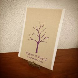 Arbre à empreintes sur toile brodée