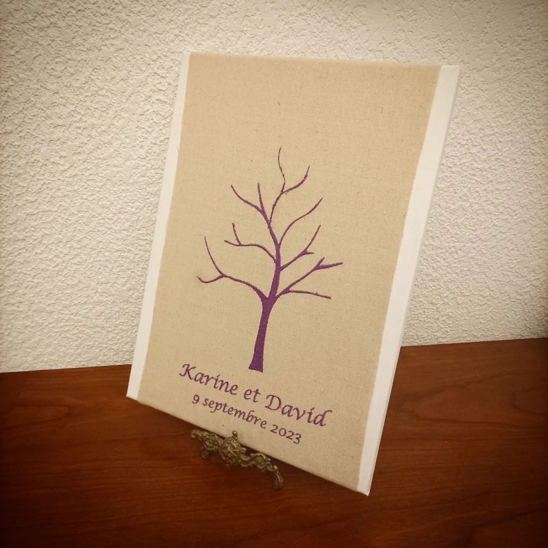 Arbre à empreintes sur toile brodée