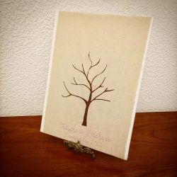 Arbre à empreintes sur toile brodée