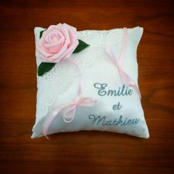 Coussin de mariage avec roses de couleur