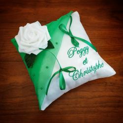 Coussin de mariage avec roses de couleur