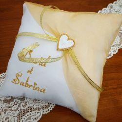 Coussin de mariage avec petit coeur brodé