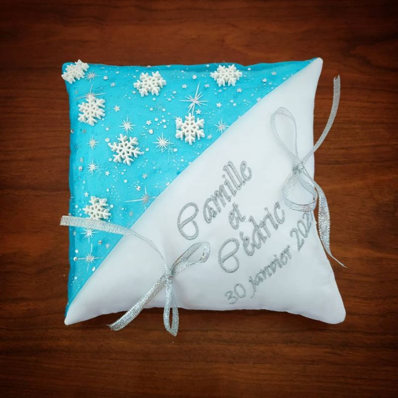 Coussin porte-alliances pour un mariage d"hiver - la reine des neiges