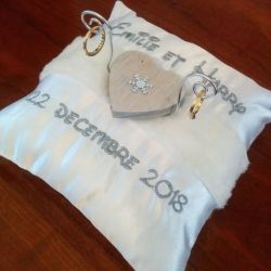 Coussin porte-alliances pour un mariage d"hiver - la reine des neiges