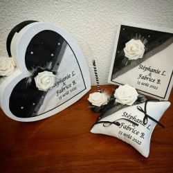 Coussin de mariage noir et blanc avec roses