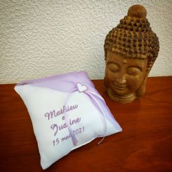 Coussin de mariage avec petit coeur brodé
