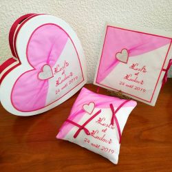 Coussin de mariage avec petit coeur brodé