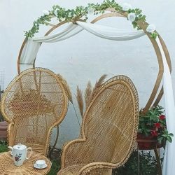 Location arche métal en forme de coeur avec jardinières