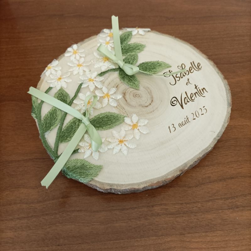 porte alliances naturel : le rondin de bois recouvert d'une dentelle au motif floral