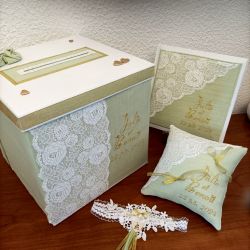 Déco pour un mariage nature, dans les tons vert comprenant une urne cubique, un livre d'or, un porte-alliances, un stylo