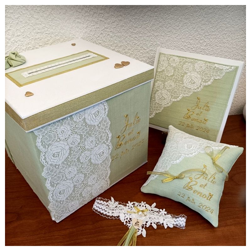 Déco pour un mariage nature, dans les tons vert comprenant une urne cubique, un livre d'or, un porte-alliances, un stylo