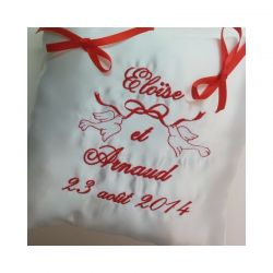 coussin de mariage pour porter vos alliances avec colombes brodées