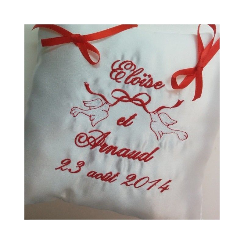 coussin de mariage pour porter vos alliances avec colombes brodées
