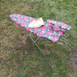 Jouet ancien : table à repasser avec petit fer