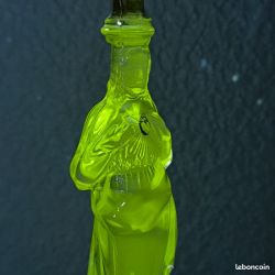 Couple de bougeoirs Marie et Jésus en ouraline ou verre en manganèse ?