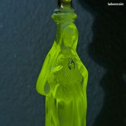 Couple de bougeoirs Marie et Jésus en ouraline ou verre en manganèse ?