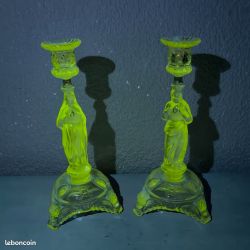Couple de bougeoirs Marie et Jésus en ouraline ou verre en manganèse ?