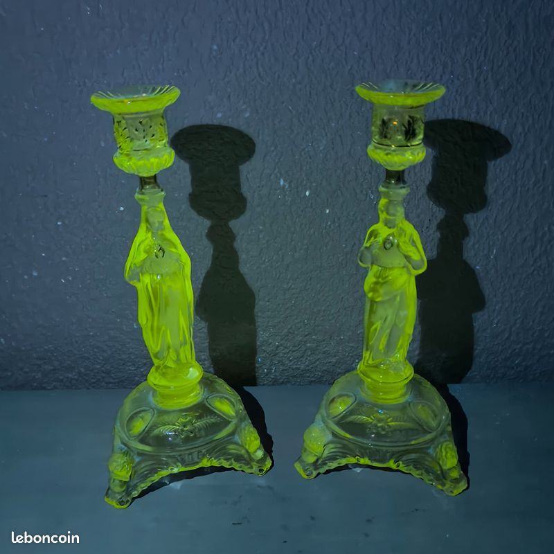 Couple de bougeoirs Marie et Jésus en ouraline ou verre en manganèse ?