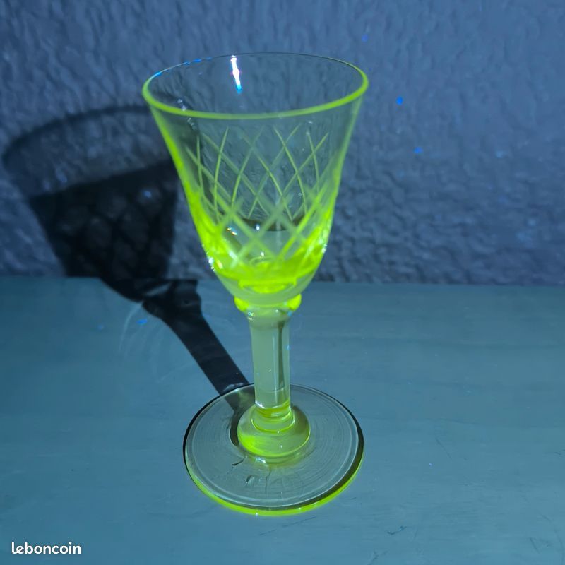 4 Verres à liqueur au manganèse ou en ouraline