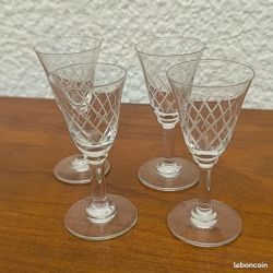 4 Verres à liqueur au manganèse ou en ouraline