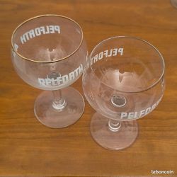 4 verres à bière à pied ancien pelforth 43 reagissant aux uv, phosphorescent, manganèse ou ouraline