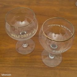 4 verres à bière à pied ancien pelforth 43 reagissant aux uv, phosphorescent, manganèse ou ouraline