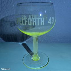 4 verres à bière à pied ancien pelforth 43 reagissant aux uv, phosphorescent, manganèse ou ouraline