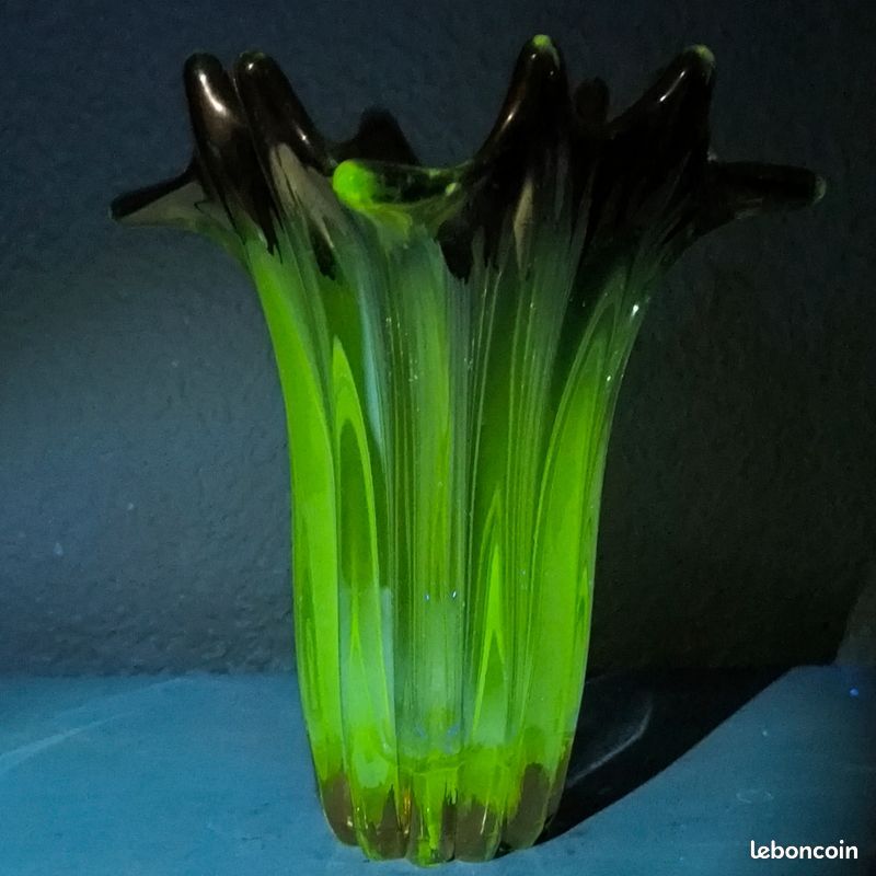 Vase retro en cristal de Bayel enrichi en manganèse année 50
