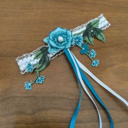 Jarretiere avec fleurs brodées dans les tons vert / bleu